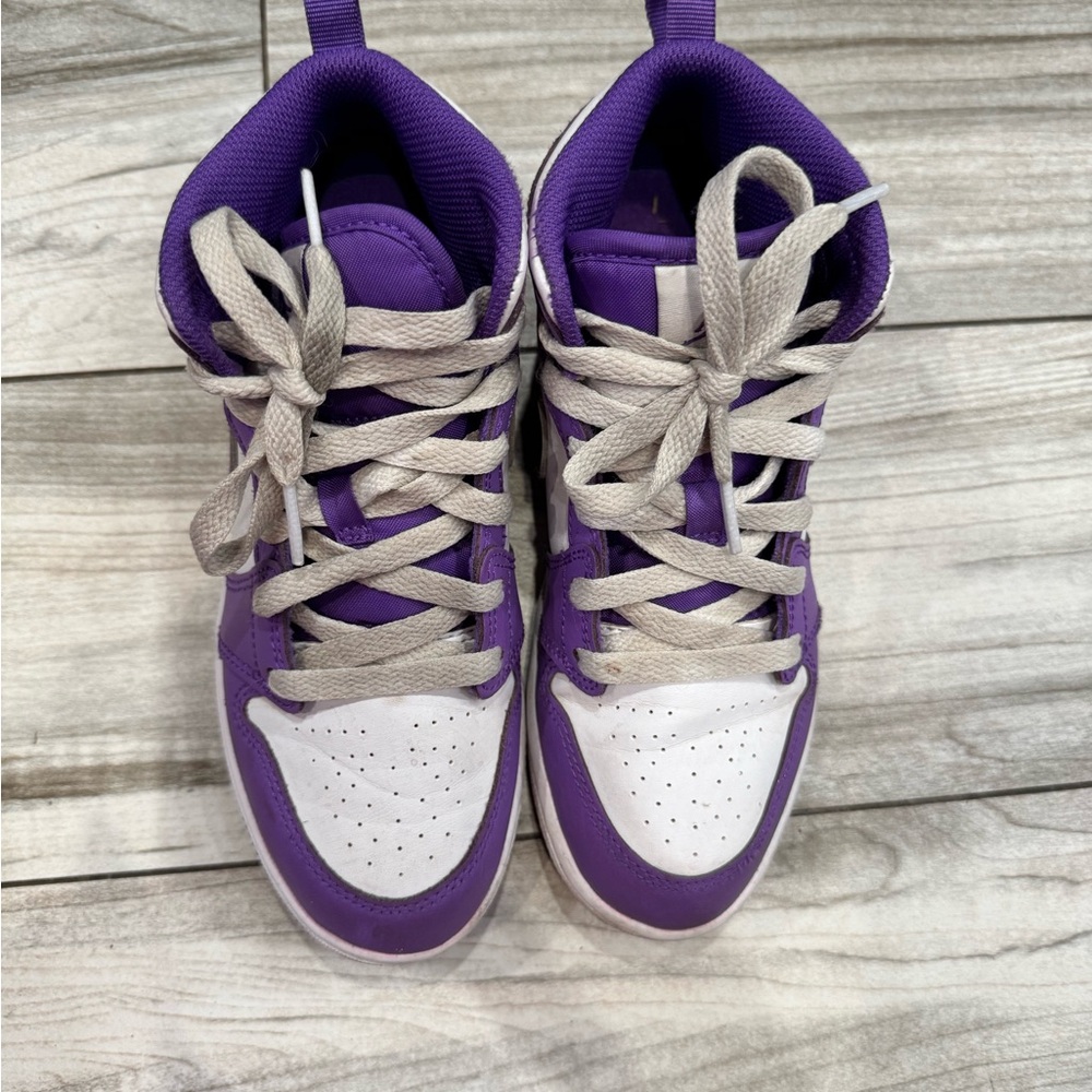 Nike Kids Sneakers in Purple and White - Picture 3 of 3